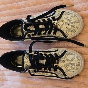 Michael Kors Boerum White/Navy Sz 6.5 M NWT